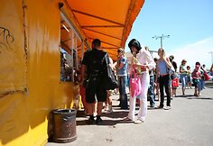 Kioskuose pardavinėjami karšti užkandžiai, saldumynai, alkoholis
