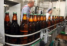 Klasikiniu būdu gaminamas &bdquo;Kauno alaus&ldquo; alus parduotuves dažniausiai pasiekia stikliniuose arba plastinkiuose buteliuose.