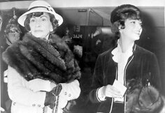 Coco Chanel (kairėje) su drauge modeliu Marie Helene Arnaud