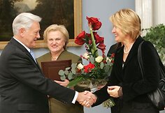 Prezidentą Valdą Adamkų 80-mečio proga sveikina Roma Žakaitienė. (2006 m. lapkritis)