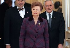 (Iš kairės) Estijos Prezidentas Tomas Hendrikas Ilvesas, Latvijos Prezidentė Vaira Vykė-Freiberga ir Lietuvos Prezidentas Valdas Adamkus atvyksta į Baltijos valstybių susitikimą Vilniuje.