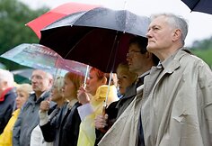 Prezidentas Valdas Adamkus stebi dainų dienos koncertą „Dainos ratu“ Vilniaus Vingio parke.