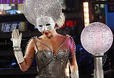 Lady Gaga Naujųjų metų sutikimo koncerte Niujorke