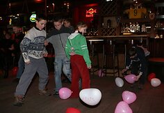 Su balionais žaidžiantys vaikai