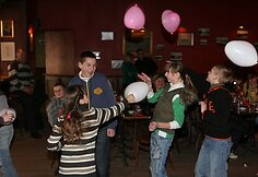 Su balionais žaidžiantys vaikai