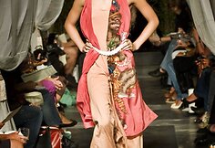 Dizainerės Leilos Hafzi pavasario/vasaros 2009 kolekcijos modelis
