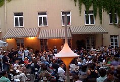 Pilnas gerbėjų Mokytojų namų kiemelis
