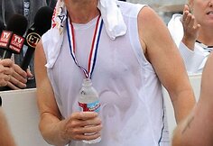 Labdaringame triatlone Malibu J. Lopez palaiko jos vyras Marcas Anthony