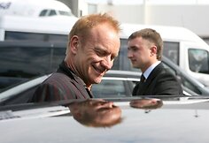 Stingas sėda į jo laukiantį automobilį