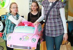 Žinomų Lietuvos žmonių vaikai gražinosi prie gimtadienio torto