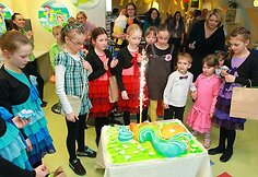 Žinomų Lietuvos žmonių vaikai gražinosi prie gimtadienio torto