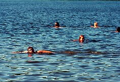 Festivalio dalyviai maudosi ežere