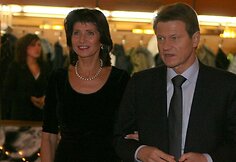 L.Paksienė (kairėje) džiaugiasi J.Paulauskienės pasiryžimu ir drąsa.