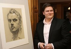 Merūnas prie senelio autoportreto