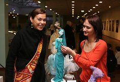 Nomeda Marčėnaitė ir jos kurta lėlė