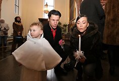 Krikšto tėvai mažyliams nupirko vienodas krikšto skraistes, žvakes ir dovanėles – meškučius bei sidabrines grandinėles ant rankų su pirmomis mažylių vardų raidėmis.