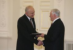 Prezidentas įteikia premijas.