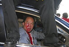Protestuotojai sužeidė Tailando ministro pirmininko sekretoriaus vairuotoją.