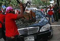 Protestuotojai Vyriausybės automobilius daužė tuo, kas kliuvo po rankomis.