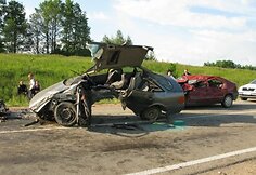 Per avariją Alytaus rajone sužalotas žmogus, smarkiai apgadinti automobiliai.