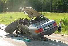 Per avariją Alytaus rajone sužalotas žmogus, smarkiai apgadinti automobiliai.