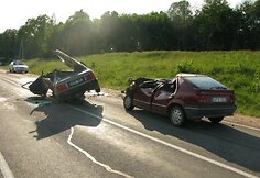 Per avariją Alytaus rajone sužalotas žmogus, smarkiai apgadinti automobiliai.