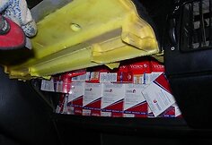 Kontrabandines cigaretes vyriškis skandino tvenkinyje ir užrausė žemėmis.