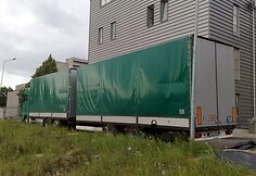 Vilkikas, kurio viduje yra vogtas lėktuvas, sulaikytas ir  saugomas policijos aik&scaron;telėje.