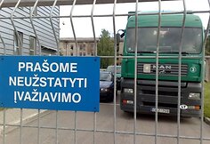 Vilkikas, kurio viduje yra vogtas lėktuvas, sulaikytas ir saugomas policijos aik&scaron;telėje.