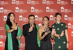 Irano filmų kūrėja Shirin Neshat, į festivalį atvežė juostą &bdquo;Moterys be vyrų&ldquo;, buvo pripažinta geriausia režisiere ir gavo &bdquo;Sidabro liūtą&ldquo;.