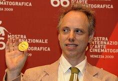 Kultinis kino kūrėjas Toddas Solondzas gavo apdovanojimą už geriausią scenarijų &ndash; savo neuroti&scaron;ką niūrią komediją &bdquo;Gyvenimas karo metu&ldquo;.