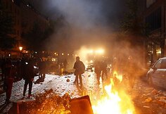 Hamburge demonstrantai užtvėrė miesto gatves barikadomis ir padegė kelis automobilius.