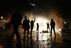 Hamburge demonstrantai užtvėrė miesto gatves barikadomis ir padegė kelis automobilius.