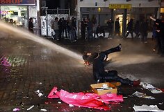 Hamburge demonstrantai užtvėrė miesto gatves barikadomis ir padegė kelis automobilius.