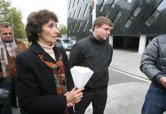 &Scaron;e&scaron;tadienį prie Generalinės prokuratūros pastato Vilniuje vėl renkasi galimą pedofilijos skandalą smerkiantys ir Drąsių Kedį palaikantys žmonės.