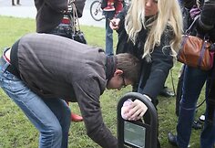 &Scaron;e&scaron;tadienį prie Generalinės prokuratūros pastato Vilniuje vėl renkasi galimą pedofilijos skandalą smerkiantys ir Drąsių Kedį palaikantys žmonės.