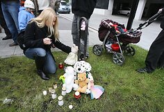 &Scaron;e&scaron;tadienį prie Generalinės prokuratūros pastato Vilniuje vėl renkasi galimą pedofilijos skandalą smerkiantys ir Drąsių Kedį palaikantys žmonės.