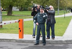 &Scaron;e&scaron;tadienį prie Generalinės prokuratūros pastato Vilniuje vėl renkasi galimą pedofilijos skandalą smerkiantys ir Drąsių Kedį palaikantys žmonės.