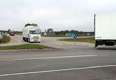 Anot autobuso vairuotojo, vienas vilkikas pravažiavo prie&scaron; pat autobusą, o važiuojantis i&scaron; paskos trenkėsi į galinę autobuso dalį.