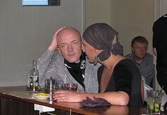 R.Rudokas bendrauja su vakarėlio viešnia.