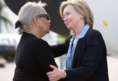 JAV valstybės sekretorė Hillary Clinton atvyko į žemės drebėjimo nuniokotą Haitį. Ją pasitinka Haičio užsienio reikalų ministrė Marie-Mischele Rey.