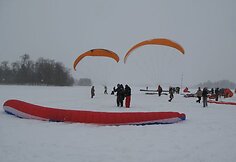 Ant Galvės ežero ledo prasidėjo tarptautinės parasparnių varžybos.