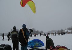 Ant Galvės ežero ledo prasidėjo tarptautinės parasparnių varžybos.