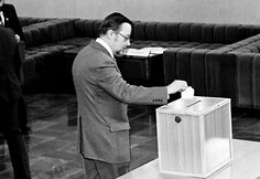 Auk&scaron;čiausiosios Tarybos pirmininko rinkimai; slapto balsavimo metu AT pirmųjų rūmų fojė prie urnos deputatas V.Landsbergis 1990 kovo 11-oji