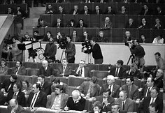 LR Auk&scaron;čiausiosios Tarybos-Atkuriamojo Seimo deputatai plenarinių posėdžių salėje posėdžio metu