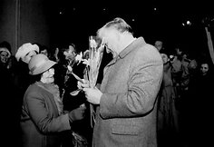 LR Auk&scaron;čiausiosios Tarybos-Atkuriamojo Seimo deputatas, Kovo 11-osios Akto signataras Algirdas Mykolas Brazauskas prie LR Auk&scaron;čiausiosios Tarybos rūmų. Vilnius, 1990 m. kovo 11 d.