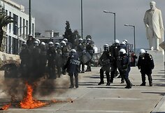 Graikijoje toliau tęsiasi neramumai. Ketvirtadienį protestuotojai gatvėse susirėmė su policija.