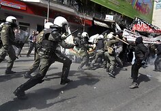 Graikijoje toliau tęsiasi neramumai. Ketvirtadienį protestuotojai gatvėse susirėmė su policija.