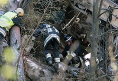 Italijoje dėl purvo nuo&scaron;liaužos nuo bėgių nuvažiavo priemiestinis traukinys. Įvykio vietoje dirbantys gelbėtojai tarp traukinio nuolaužų ie&scaron;kojo žuvusiųjų kūnų bei gelbėjo sužeistuosius.