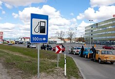 &Scaron;imtai, per brangiais degalais pasipiktinusių vairuotojojų, &scaron;e&scaron;tadienį įvairiuose Lietuvos miestuose savo automobiliais užkim&scaron;o degalines. 